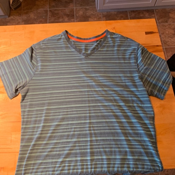 Lulu lemon t-shirts - Picture 3 of 3